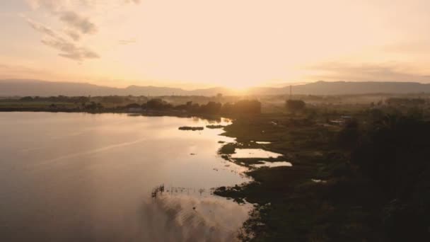 Toba Gölü Kıyısında Gündoğumunun Günbatımının Havadan Görüntüsü Güzel Bulutlu Altın — Stok video