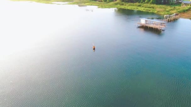 Ψαράδες Ψαρεύουν Στις Όχθες Της Λίμνης Τόμπα Αεροφωτογραφία Πρωί Των — Αρχείο Βίντεο