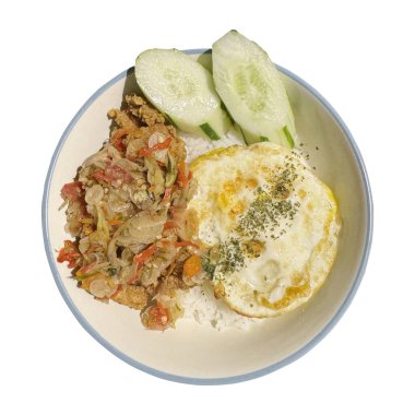 Dabu Dabu acı biberli tavuk kasesi. Lezzetli Endonezya yemekleri. Beyaz Arkaplanda İzole Edilmiş.