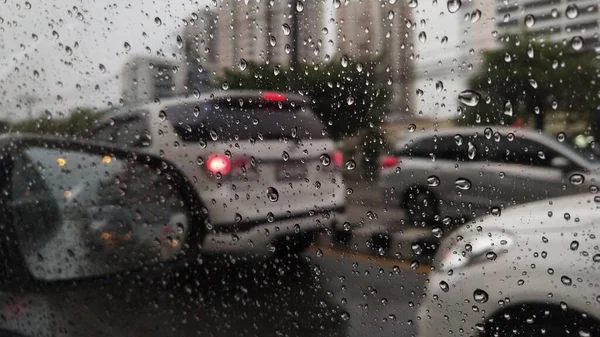 Car Window Covered Raindrops Travels Busy Route — Stock Photo, Image