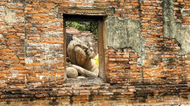 Eski bir tuğla bina olan Ayutthaya, Tayland 'ın penceresinden uzanan bir Buda perspektifi