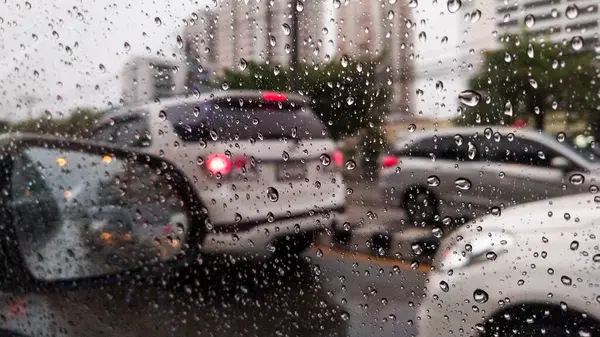 Вікно Автомобіля Вкрито Краплями Коли Він Рухається Зайнятому Маршруту — стокове фото