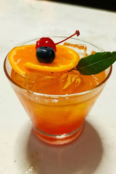 스크루드라이버 칵테일은 오렌지 주스와 보드카로 음료입니다 — 스톡 사진