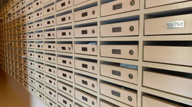 Posta kutuları ahşaptan yapılır. Modern ahşap posta kutusu apartman dairesi konutları.