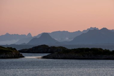 Norveç 'teki Lofoten Körfezi üzerinde gün batımı