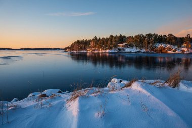 Kışın gölde güzel bir gün batımı