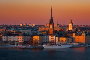 Stockholm, İsveç. Alacakaranlıkta eski Stockholm kasabasında. Sdermalm 'dan görüntü