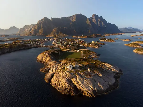 Norveç 'teki Lofoten adalarındaki Henningsvaer' in hava manzarası.