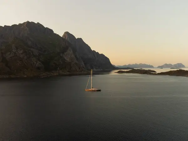 Güzel deniz manzarası, ön planda yelkenli. Lofoten, Norveç.