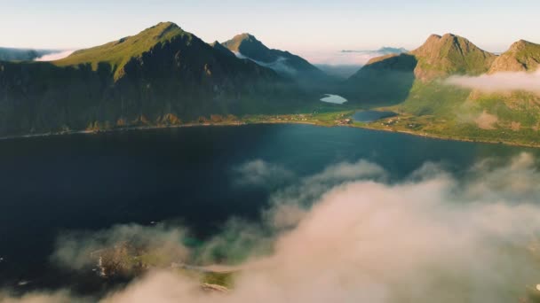 挪威Lofoten 高山上美丽的风景 在云彩上飞翔 — 图库视频影像