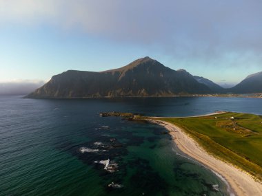 Norveç 'teki lofoten adalarının güzel hava manzarası, mavi deniz, beyaz plaj ve mavi gökyüzü..