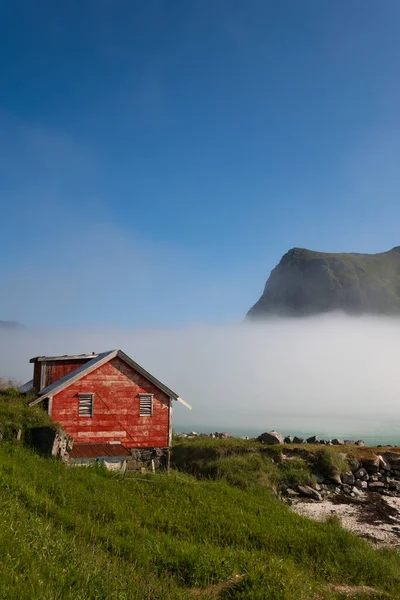 Rote Holzhütte Norwegischen Fjord Lofoten Norwegen — Stockfoto
