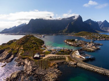 Norveç, Lofoten Adaları 'ndan güzel bir manzara. Reine, yaz zamanı, mavi gökyüzü. Derin mavi deniz.