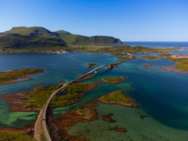 Fredvang Köprüleri 'nin havadan görünüşü, Lofoten, Norveç. Açık mavi gökyüzü. Sakin deniz ve koyu mavi renkler.