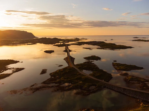 Lofoten, Norveç 'te deniz üzerinde güzel bir günbatımı olan Fredvang köprüleri. Sakin sular, yansımalar.