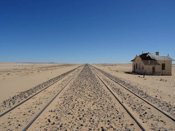 Namibya 'da terk edilmiş tren rayları ve tren istasyonları.