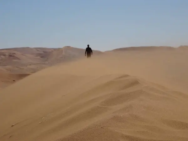 Silhouet Van Een Man Een Zandstorm Een Hoog Zandduin Namibië — Stockfoto