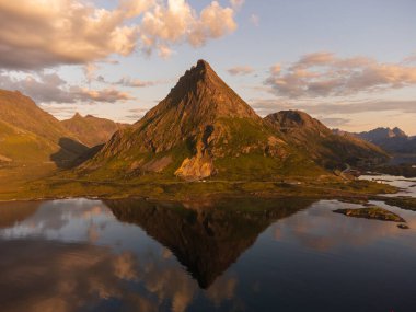 Norveç 'in Lofoten Adaları' ndaki bir dağda gün batımının manzarası.