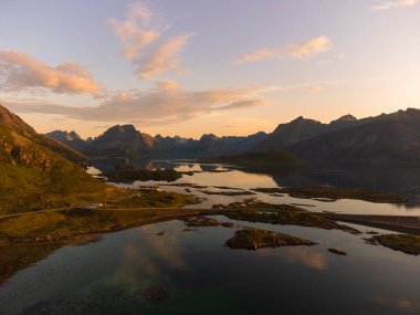 Norveç, Lofoten 'de dağları ve bulutları olan güzel bir manzara.