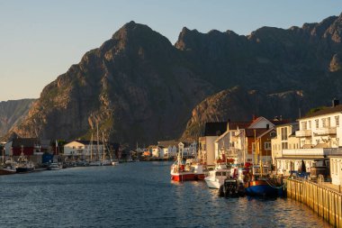Norveç, Lofoten 'de Henningsvaer, gün batımında liman manzarası. Dağ manzarası ve deniz manzarası.