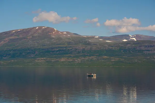 Ein Boot Auf Einem Fjord Norwegen Berge Mit Schneeflächen Und — Stockfoto