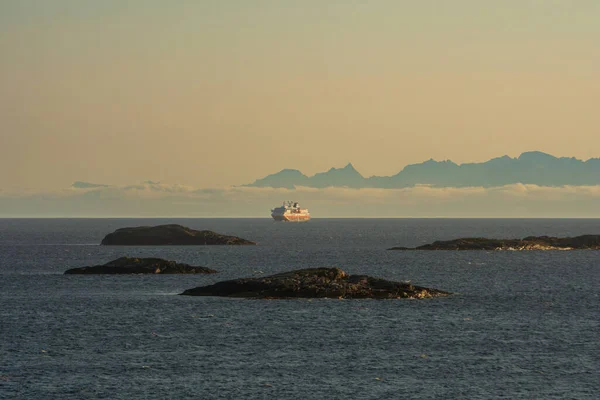Lofoten, Norveç, fiyort ve dağların manzarası, yolcu gemisi, hurtigrutten, gün batımında.
