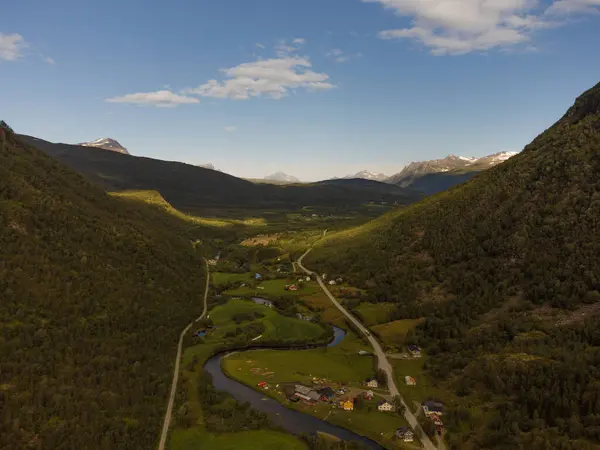 Norveç 'te bir vadi ve dağların havadan görünüşü
