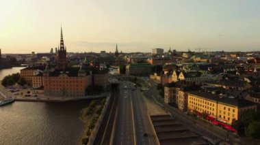 Stockholm 'ün havadan görünüşü, eski kasaba, Gamla Stan, yol ağıyla. 4K kalite, 30fps.