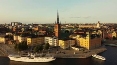 Stockholm 'ün eski şehri Gamla Stan' in hava manzarası. Akşam ışığı, açık gökyüzü, 4K tanımı, 30 fps..