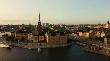 Gamla Stan ve Riddarholmen 'ın hava manzarası, Stockholm' ün eski şehri, öğleden sonra ışığı, açık gökyüzü, 4K tanımı, 30 fps.