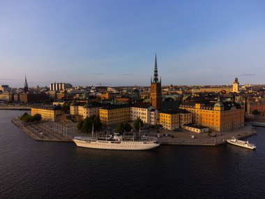 Stockholm Eski ve Riddarholmen, yüksek açılı manzara, yaz akşamı güneş ışığı, mavi gökyüzü.