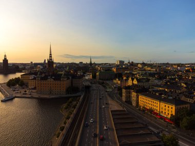 Stockholm 'ün eski kasabası Gamla Stan, yukarıdan, Stockholm merkez bölgesindeki ulaşım altyapısı. Gökyüzü açık, yaz akşamı ışıkları.
