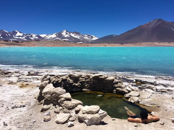 Man Een Warmwaterbron Laguna Verde Ojos Del Salado Andes Chili — Stockfoto