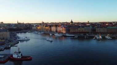 Stockholm şehrinin güzel hava manzarası, Norrmal 'in eski bir kasabası, soğuk bir kış akşamında. 4K çözünürlük, 30fps. 