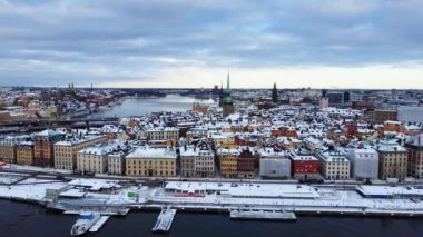 Stockholm City, İsveç 'in güzel kış manzarası. Eski kasaba, deniz manzarası, kar ve renkli binalar. 4K çözünürlük, 30 fps.