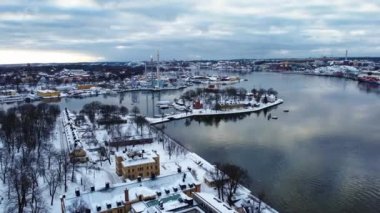 Stockholm City, İsveç 'in güzel kış manzarası. Eski kasaba, deniz manzarası, kar ve renkli binalar. 4K çözünürlük, 30 fps.