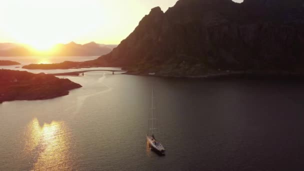 Impresionante Vista Desde Arriba Velero Atardecer Sol Medianoche Lofoten Noruega — Vídeos de Stock