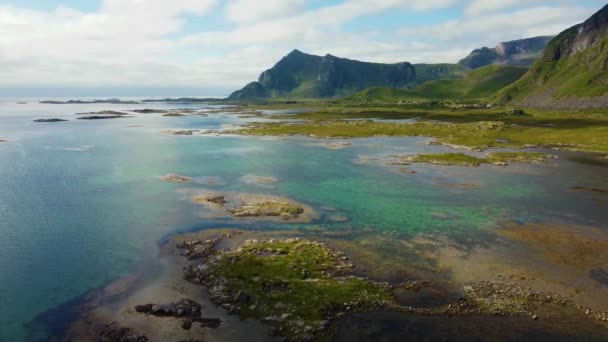 ノルウェーのロフテン島の遠隔地のラグーンと山の風光明媚な空撮 4K解像度と30Fpsについて — ストック動画