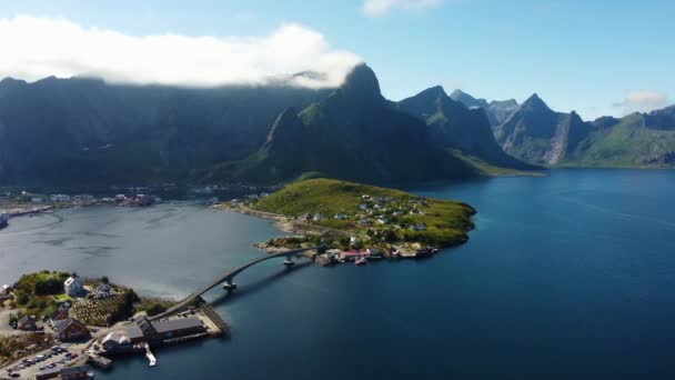 Традиционная Рыбацкая Деревня Севере Норвегии Солнечный Летний День Голубая Лагуна — стоковое видео