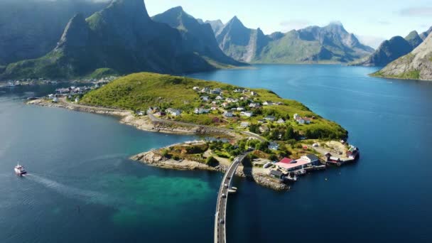 Традиційне Рибальське Село Півночі Норвегії Сонячний Літній День Синя Лагуна — стокове відео