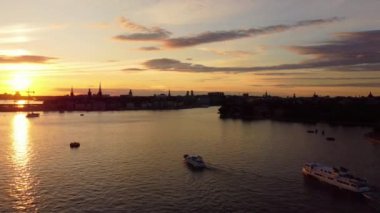 Sıcak bir yaz gününde, Stockholm 'ün eski kasabasına yukarıdan yaklaşan banliyö tekneleri.