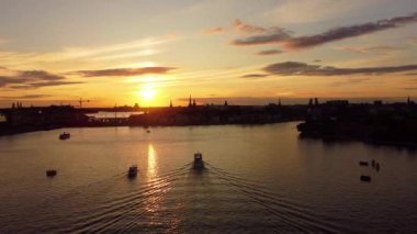 Sıcak bir yaz gününde, Stockholm 'ün eski kasabasına yukarıdan yaklaşan banliyö tekneleri.