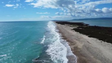 Yazın güney Fransa 'da bir plajın havadan görünüşü, parlak gün ışığı ve bulutlu mavi bir gökyüzü.. 