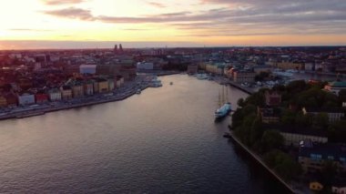 Akşama doğru Stockholm 'ün eski ve orta kesimlerine giden körfezin panoramik manzarası