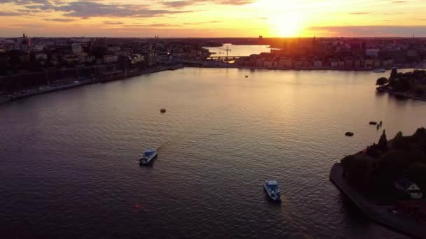 炎热夏日的日落时分 从高处驶向斯德哥尔摩老城的通勤船 — 图库视频影像