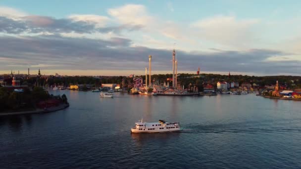 Piękny Widok Grona Lund Park Rozrywki Sztokholmie Zachodzie Słońca Łodzi — Wideo stockowe
