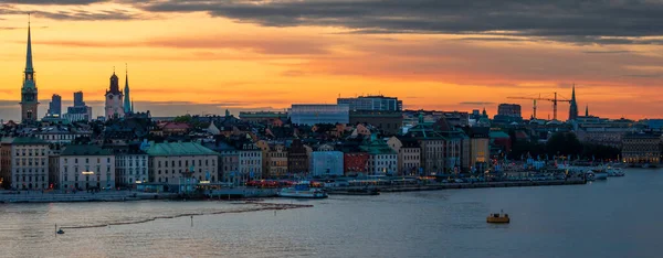 Stockholm Eski Kasabasının Panoramik Manzarası Bir Yaz Akşamı Kiliseler Deniz — Stok fotoğraf