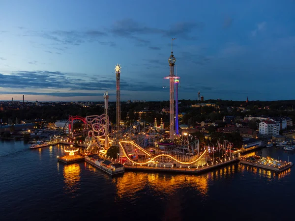 Stockholm 'deki Grona Lund eğlence parkının açık bir yaz gecesi akşam manzarası. 