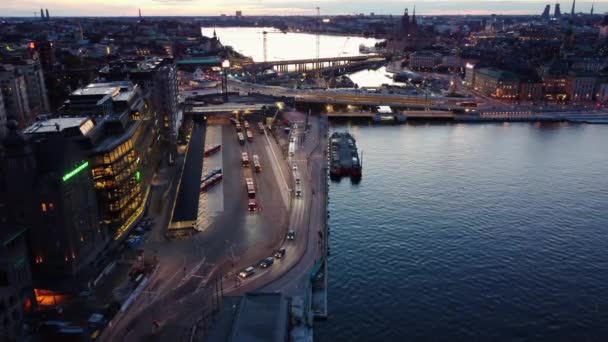黄昏时分在斯德哥尔摩的斯洛森 正在进行的整修工程 铁路和地铁都在通往老城的路上 — 图库视频影像