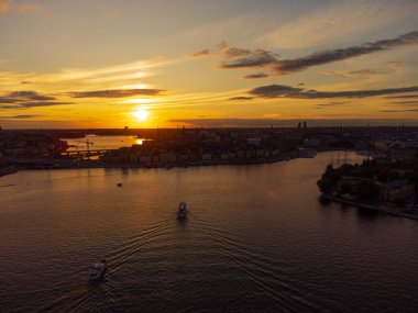 Yazın eski Stockholm 'de gün batımında, banliyö tekneleri dolaşıyordu..